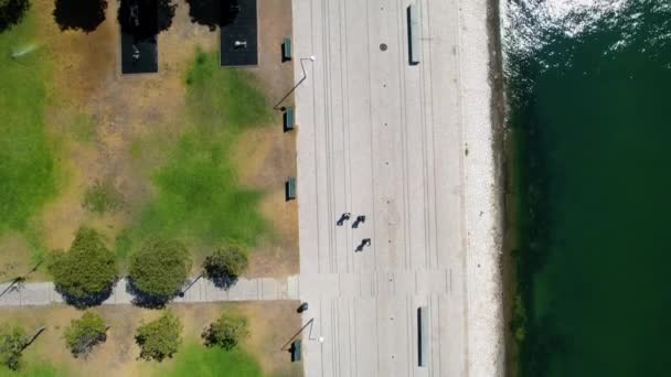 Vista Aérea Sobre Las Personas Scooters Soleada Lisboa Portugal Arriba — Vídeo de stock