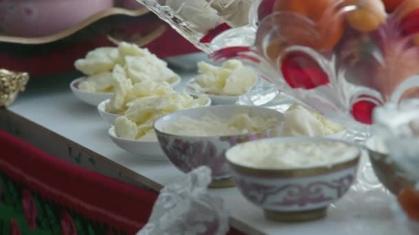 中亚奶酪旁边精致的桌子摊开 聚会自制食品 — 图库视频影像