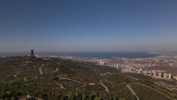 Groene Heuvels Met Wegen Verkeer Naast Havenstad Hairfa Israël Horizon — Stockvideo