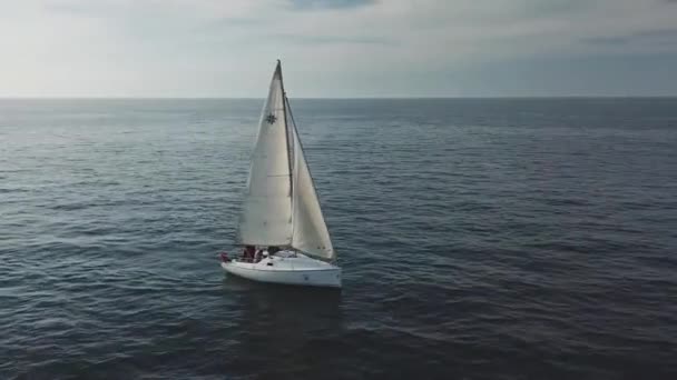 Voilier Blanc Avec Des Hommes Retour Terre Après Une Journée — Video