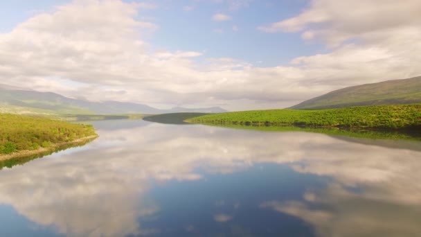 Drohne Gleitet Sonnigem Tag Mit Bergen Und Wolken Der Ferne — Stockvideo