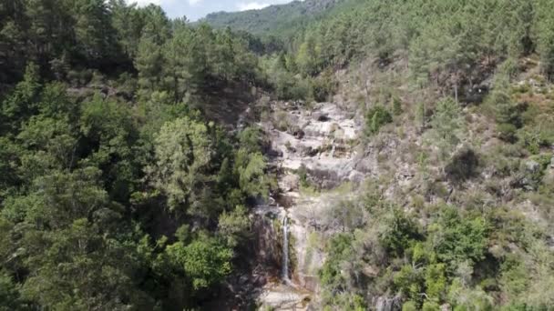 Fecha Barjas Waterval Stroomt Naar Een Prachtig Natuurlijk Zwembad Peneda — Stockvideo