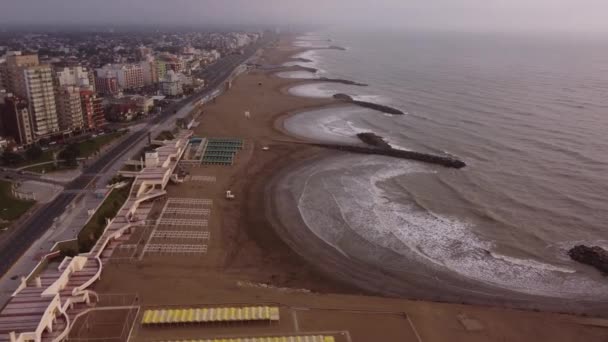 안개낀 일출시에 마르델플라타 해변을 공중에서 바라보며 해안선에 일렬로 — 비디오