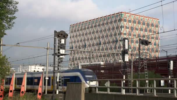 Vlakové Přejezd Gouda Nádraží Budova Radnice Amsterdamu Nizozemsko Široký Záběr — Stock video