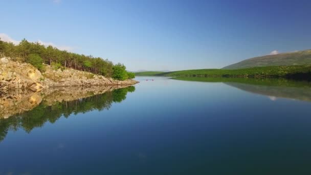 Día Soleado Pacífico Lago Drone Volando Hacia Adelante Sobre Kayaks — Vídeos de Stock