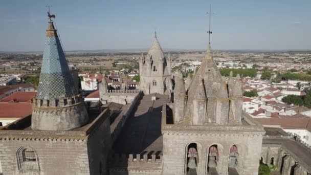 Orbita Aérea Sobre Las Torres Catedral Evora Monumento Antiguo Alentejo — Vídeos de Stock