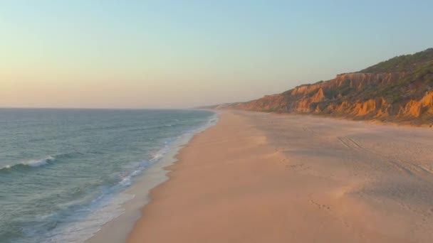 Volando Través Una Playa Vacía Arriba Fossil Praia Gale Fontainhas — Vídeos de Stock