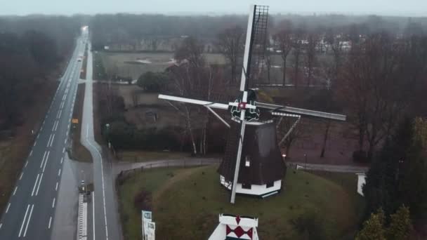 Arco Disparado Desde Dron Molino Viento Tradicional Holandés Pie Lluvia — Vídeos de Stock
