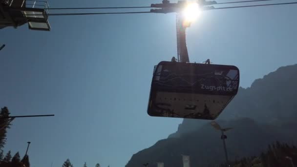 Прибытие Гондолы Баварской Канатной Дороги Идущей Горы Цугшпитце Самой Высокой — стоковое видео