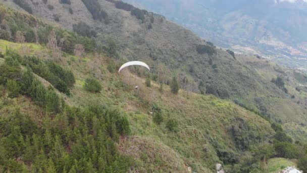 Parapente Sobre Montañas Cerca Ciudad Medellín Colombia Drone Aéreo — Vídeos de Stock
