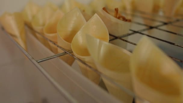 可吃的薄饼圆锥在一个随时准备好的架子上 里面塞满了冰激凌或其他好吃的小吃 — 图库视频影像