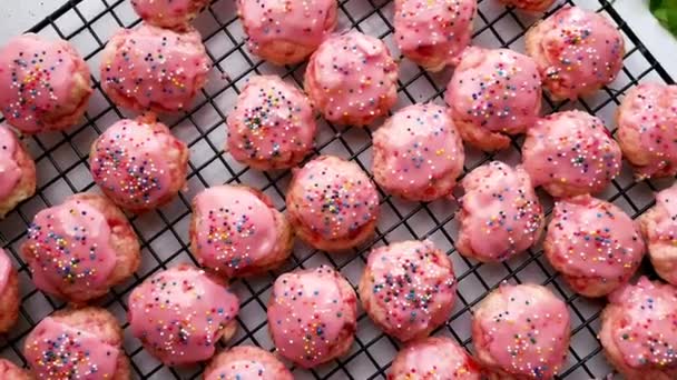 Pequeñas Galletas Cordiales Cereza Deliciosamente Cubiertas Con Hielo Cereza Salpicaduras — Vídeo de stock