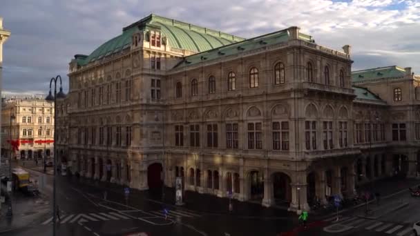 从高处穿过著名的维也纳歌剧院的慢盘 — 图库视频影像