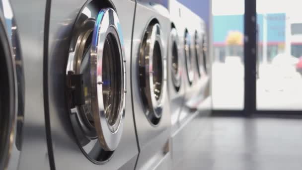 Lavandería Automática Lavadoras Abiertas Fila Sin Personas Durante Pandemia Covid — Vídeos de Stock