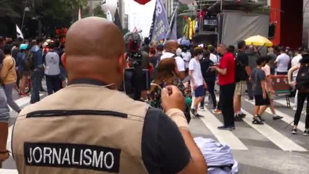 Journaliste Presse Brésilien Filme Manifestation Sur Paulista Devant Bâtiment Masp — Video