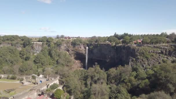 Vattenfall Från Basaltprismor Geologisk Formation San Miguel Regla Mexico — Stockvideo