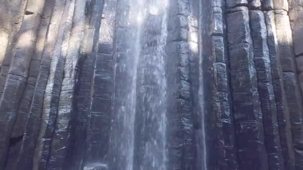墨西哥San Miguel Regla玄武岩棱柱地质层的瀑布 — 图库视频影像
