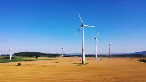 产生可持续绿色风能背景下金色麦田和风力涡轮机的空中飞行轨迹 — 图库视频影像