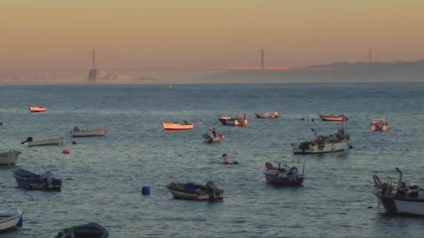 Puerto Pesquero Paco Arcos Oeiras Portugal Atardecer Puente Abril Lisboa — Vídeo de stock