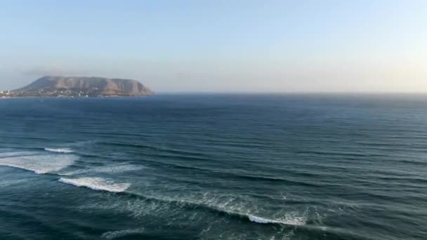 Océan Bleu Panoramique Avec Des Vagues Surplombant Promontoire Solaire Morro — Video