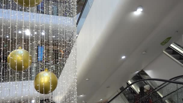 Vista Interior Movimentado Shopping Center Com Decorações Natal — Vídeo de Stock