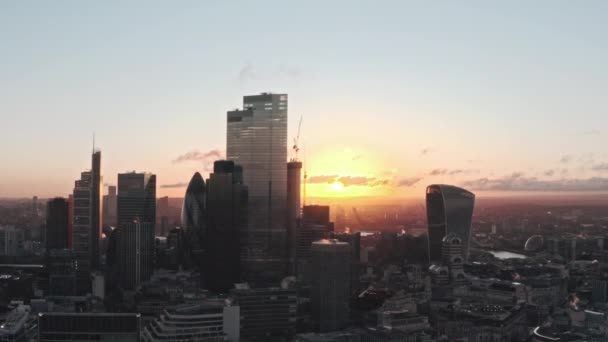 Filmreif Kreisende Londoner Drohne Fotografiert Zentralen Wolkenkratzer Haufen Bei Sonnenaufgang — Stockvideo