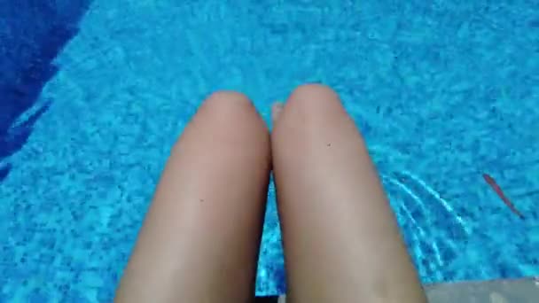 Žena Nohy Stříkající Modrý Bazén — Stock video