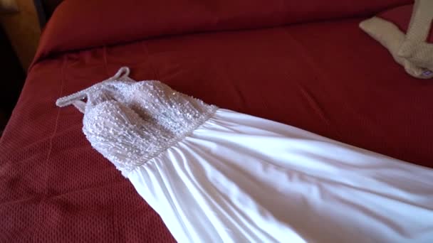 Schuss Hochzeitskleid Auf Dem Bett — Stockvideo