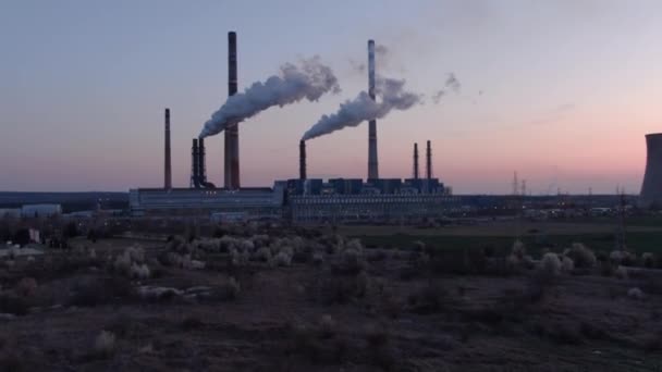 Drónfelvételek Füstölgő Kéményes Gyárról — Stock videók