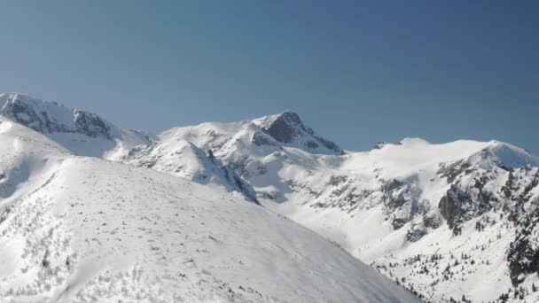 Tembakan Drone Dari Puncak Bersalju Dan Lereng Ski Malyovitsa Bulgaria — Stok Video