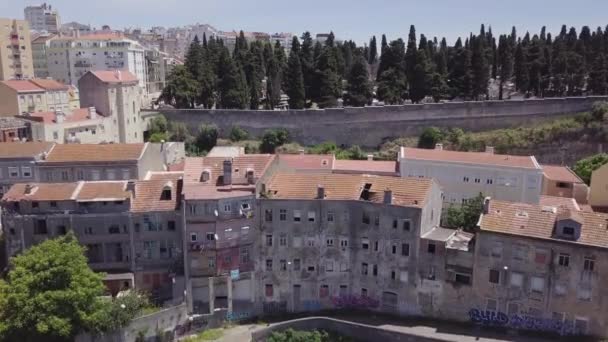 Strzał Drona Zniszczonych Budynków Cmentarz Lizbonie Portugalii Powoli Lecący Przodu — Wideo stockowe