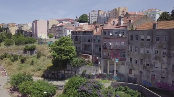 Drone Luchtfoto Van Vervallen Gebouwen Casal Ventoso Een Wijk Lissabon — Stockvideo