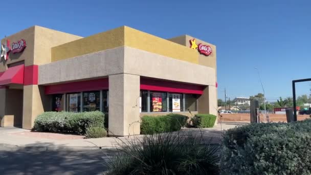 Tucson Arizona Carl Fast Food Chain Restaurant Panning Shot — Videoclip de stoc