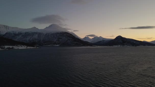 Episk Drönare Syn Blå Timme Snöiga Bergslandskap Arktis — Stockvideo