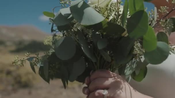 Slow Motion Bride Holding Flowers Nişan Yüzüğü Doğada — Stok video