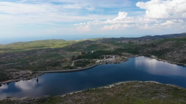 Αεροφωτογραφία Πάνω Από Λίμνη Vale Rossim Στην Ηλιόλουστη Serra Estrela — Αρχείο Βίντεο