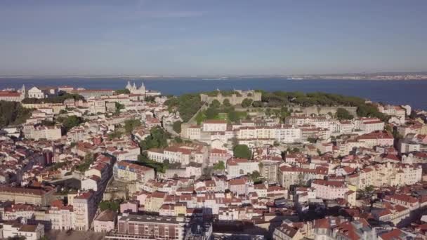 Rastreamento Aéreo Baixa Lisboa Drone Voa Esquerda Para Direita Acima — Vídeo de Stock