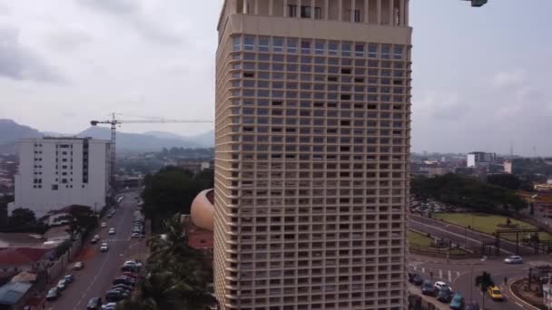 Rodeando Disparo Del Edificio Del Cnps Yaound Camerún — Vídeos de Stock