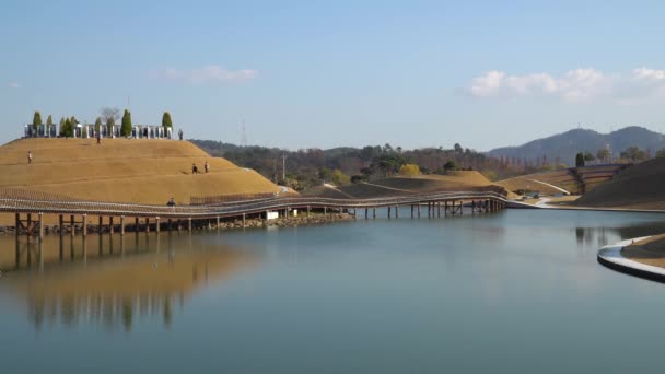 Visitantes Paseando Por Bonghwa Hill Bridge Dreams Suncheonman Bay Lake — Vídeo de stock