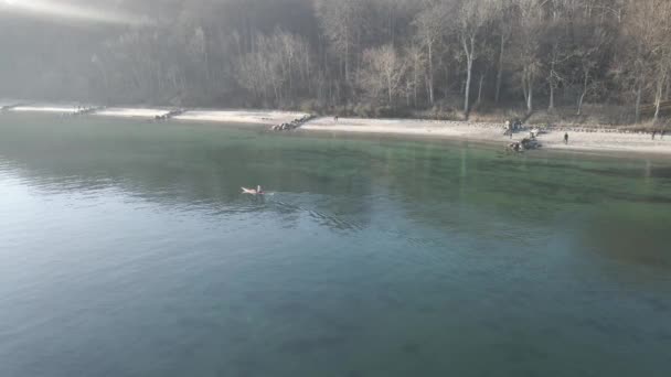 Nagranie Drona Osoby Pływającej Kajakiem Oceanie Niedaleko Wybrzeża Połowie Zimy — Wideo stockowe