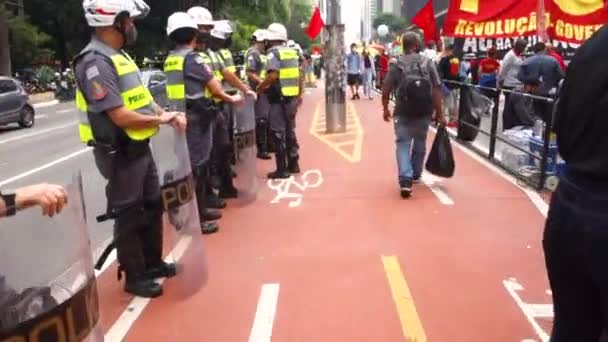 保利斯塔大街黑人意识抗议期间的防暴警察和社会革命标语 — 图库视频影像