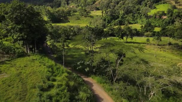 Filmagem Aérea Drone Seguindo Veículo Que Atravessa Selva Centro Americana — Vídeo de Stock