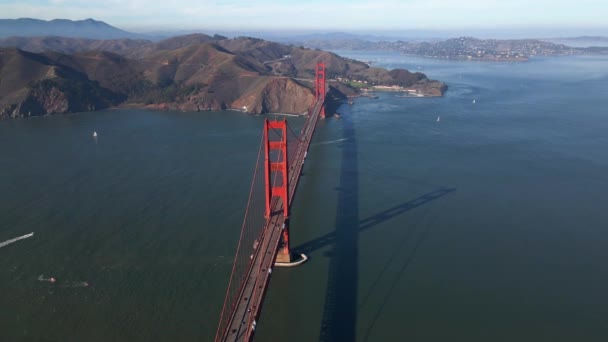 金门大桥的空中景观 美国加州阳光灿烂的秋天 无人驾驶飞机射击 — 图库视频影像