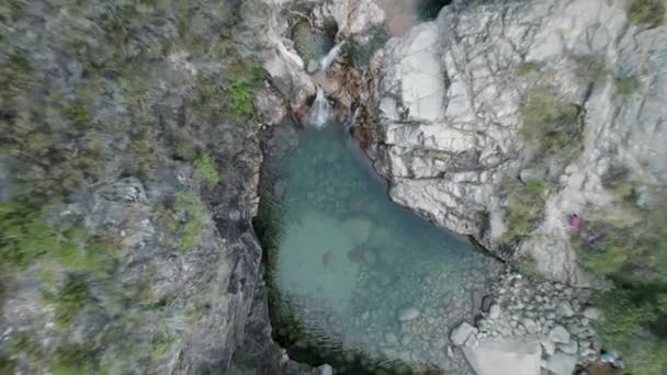 Überkopfschuss Eines Wasserbaches Einer Felsigen Bergregion Geres Nationalpark Portugal — Stockvideo