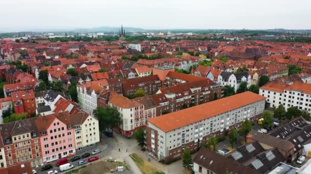 ドイツ 昼間のニーダーザクセン州のハノーバー市のドローンフライオーバー旧市街 赤い屋根の美しい古い建物 — ストック動画