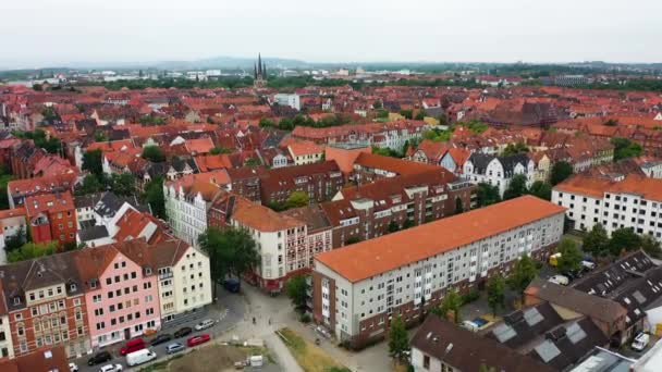 Drone Sobrevuela Casco Antiguo Ciudad Hannover Baja Sajonia Durante Día — Vídeo de stock