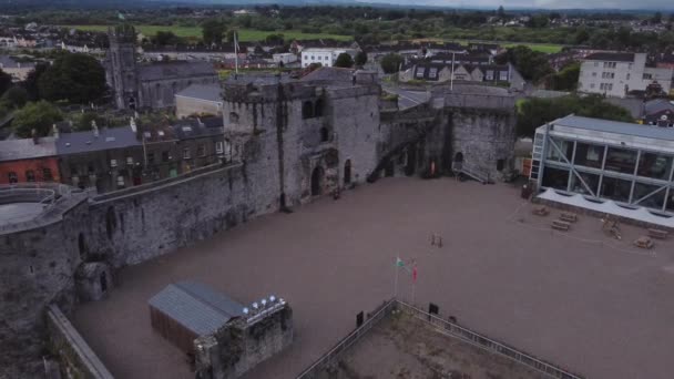 Воздушный Шот Назад Пролетающий Над Замком Лимерик Графство Лимерик Ирландия — стоковое видео