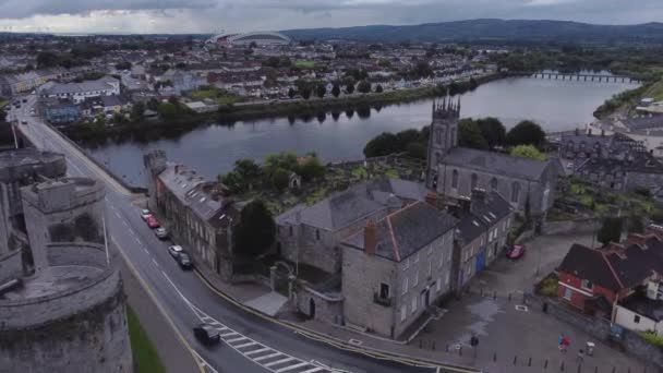 Aerial Shot Volando Dron Sobre Ciudad Limerick Parte Del Castillo — Vídeo de stock