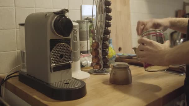 Proces Przygotowywania Kawy Mocha Oświetlonej Kuchni Której Znajduje Się Ekspres — Wideo stockowe