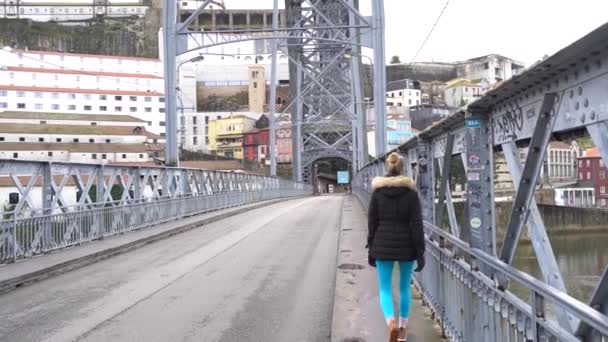 Porto Daki Dom Lus Köprüsü Nde Yürüyen Bir Kadının Arka — Stok video